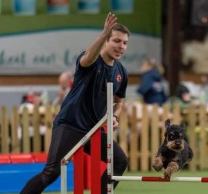 Trainer Timo beim Agility